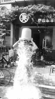 娱乐化冰桶挑战,娱乐化公益的潮流涌动